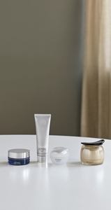 Prodotti SENSAI essenziali per la skincare invernale con 4 maschere idratanti su un tavolo